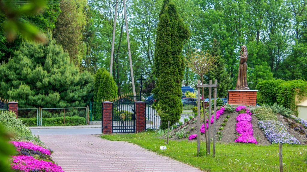 PARAFIA ŚW. MIKOŁAJA W GRABOWCU – MIEJSCE WIARY, HISTORII I PAMIĘCI