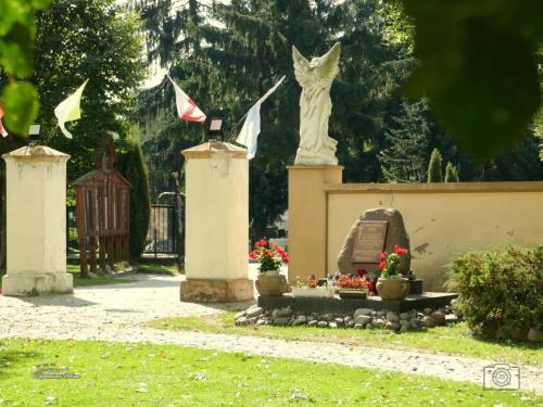 grabowiec-pomnik-przy-kosciele-parafialnym